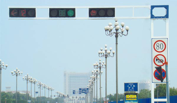 交通信号杆应当如何采取避雷措施？